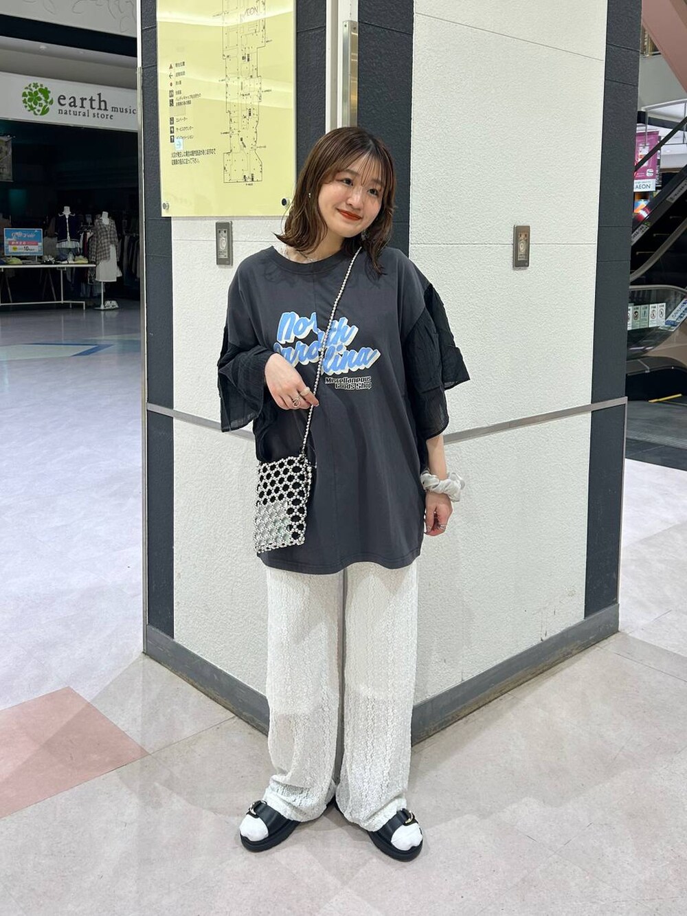 「LEPSIM、楽ちんコーデ、ゆったり、骨格ストレート、フェミニン、春コーデ、着痩せ・細見え、カジュアル、差し色コーデ、低身長」｜「LEPSIMの2ベルトバックルサンダル　290446（サンダル、ブラック系）」を使った、ユウカさん（レディース・154cm）の春コーディネートの2枚目の写真