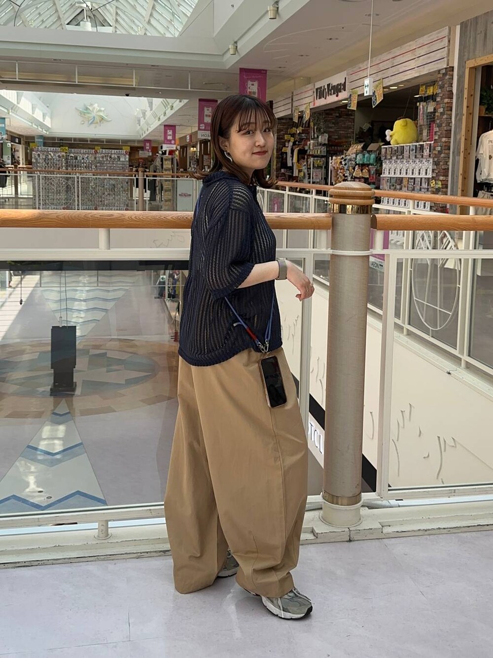 「着痩せ・細見え、カジュアル、差し色コーデ、低身長、LEPSIM、楽ちんコーデ、ゆったり、20代_LEPSIM、低身長_LEPSIM」｜「LEPSIMの【選べる丈】イージーコクーンパンツ　323755（その他パンツ、ベージュ系）」を使った、ユウカさん（レディース・154cm）の夏コーディネートの2枚目の写真