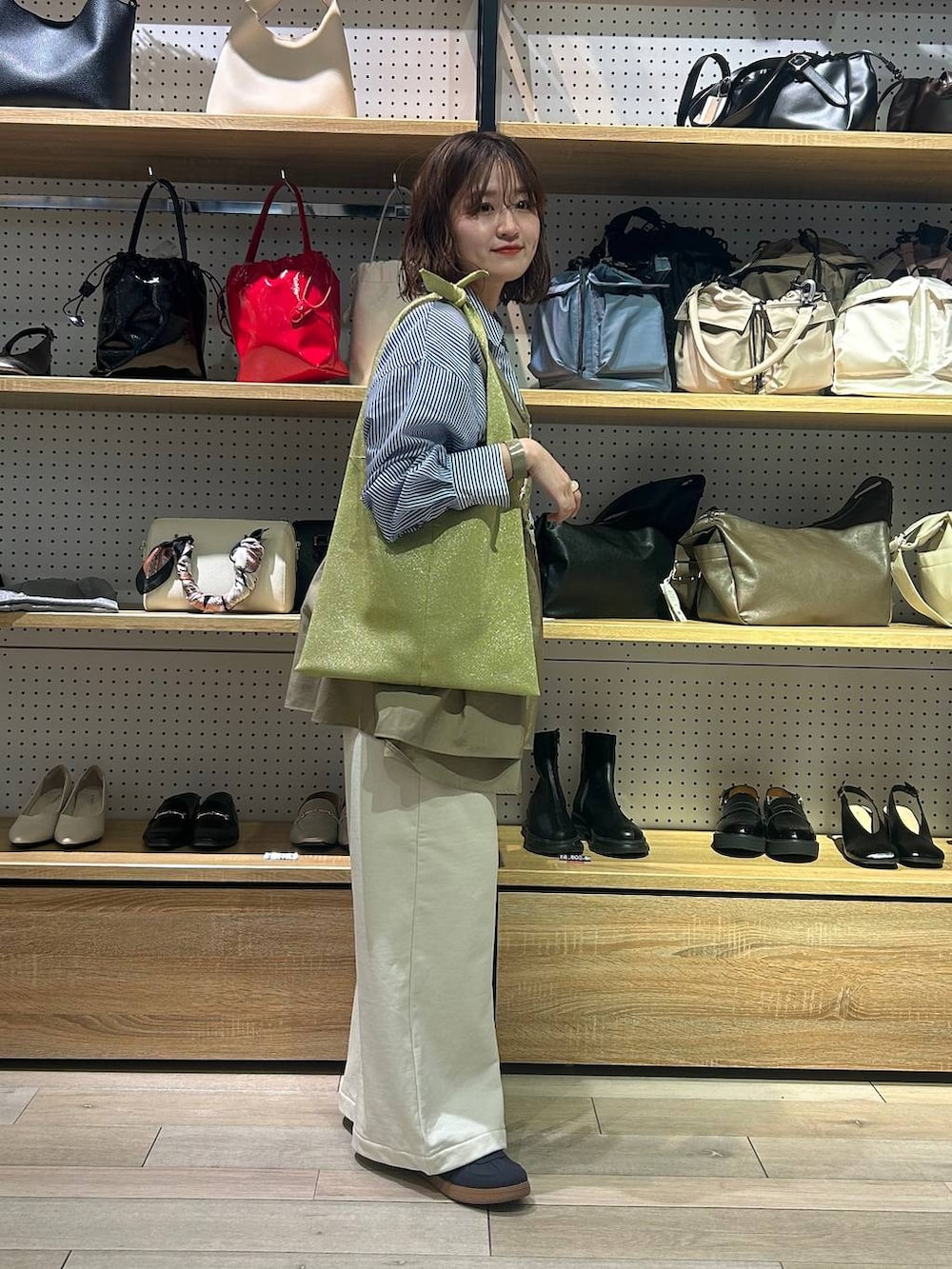 「着痩せ・細見え、カジュアル、差し色コーデ、低身長、LEPSIM、骨格ストレート、シャツ、ベスト、スウェットパンツ、春コーデ、春服みてみて、20代_LEPSIM、低身長_LEPSIM」｜「LEPSIMのゼロかるラインスニーカー　284550（スニーカー、ブルー系）」を使った、ユウカさん（レディース・154cm）の冬コーディネートの2枚目の写真
