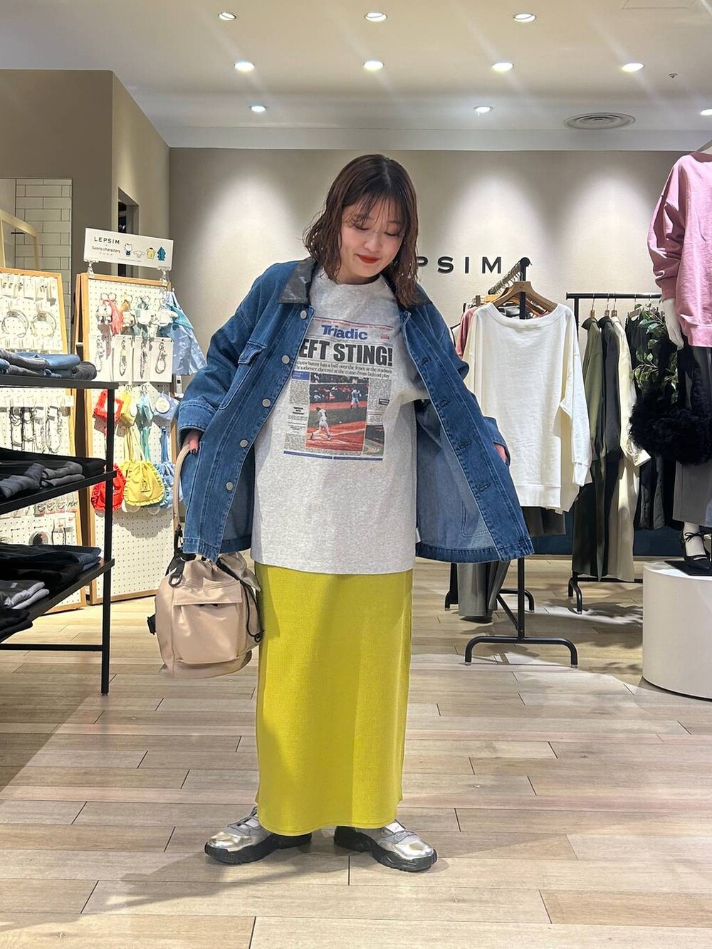 「着痩せ・細見え、カジュアル、差し色コーデ、低身長、LEPSIM、骨格ストレート、20代_LEPSIM、低身長_LEPSIM、ロンT、ジャケット、スカート、スニーカー、ショルダーバッグ、ハンドバッグ」｜「LEPSIMの2WAY巾着ショルダー2　116580（ショルダーバッグ、ベージュ系）」を使った、ユウカさん（レディース・154cm）の冬コーディネートの3枚目の写真