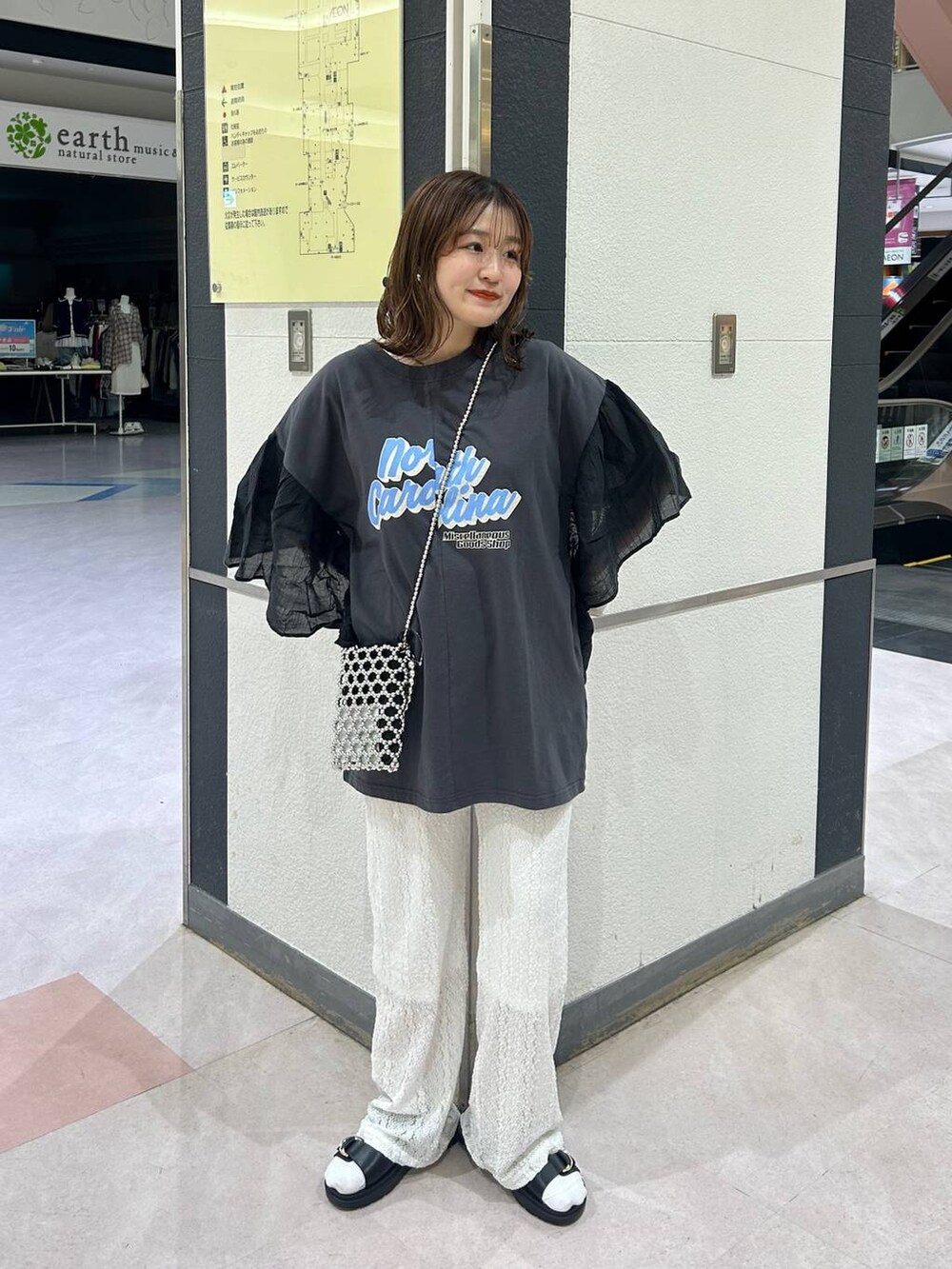 「LEPSIM、楽ちんコーデ、ゆったり、骨格ストレート、フェミニン、春コーデ、着痩せ・細見え、カジュアル、差し色コーデ、低身長」｜「LEPSIMの2ベルトバックルサンダル　290446（サンダル、ブラック系）」を使った、ユウカさん（レディース・154cm）の春コーディネートの3枚目の写真