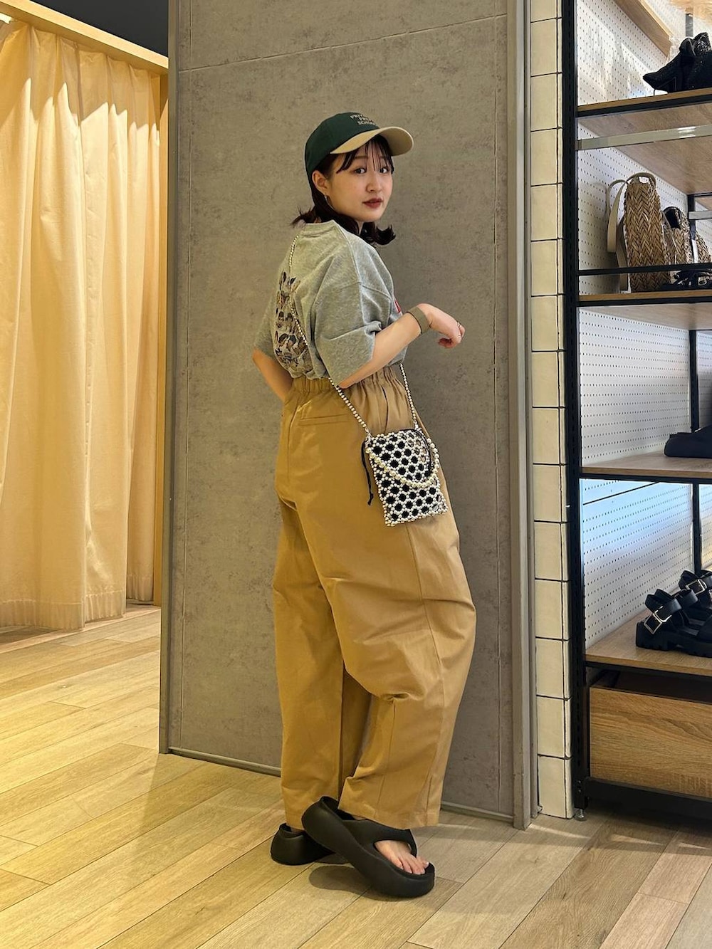 「着痩せ・細見え、カジュアル、差し色コーデ、低身長、LEPSIM、楽ちんコーデ、ゆったり、骨格ストレート、低身長_LEPSIM、20代_LEPSIM、Tシャツ、キャップ、サンダル、夏コーデ」｜「LEPSIMの【選べる丈】イージーコクーンパンツ　323755（その他パンツ、ベージュ系）」を使った、ユウカさん（レディース・154cm）の春コーディネートの3枚目の写真