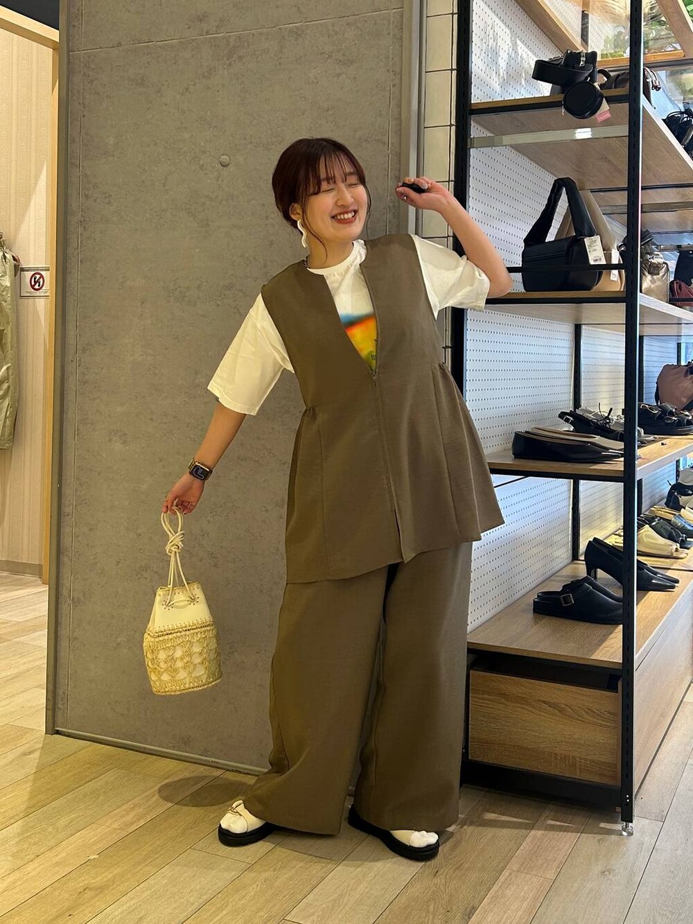 「着痩せ・細見え、カジュアル、差し色コーデ、低身長、LEPSIM、20代_LEPSIM、低身長_LEPSIM、骨格ストレート、Tシャツ、ベスト、パンツ、サンダル、春コーデ、春服みてみて、リネン・透けアイテム」｜「LEPSIMの《リネンライクドライシリーズ》リネンライク切り替えベスト　243500（その他アウター、グリーン系）」を使った、ユウカさん（レディース・154cm）の春コーディネートの6枚目の写真