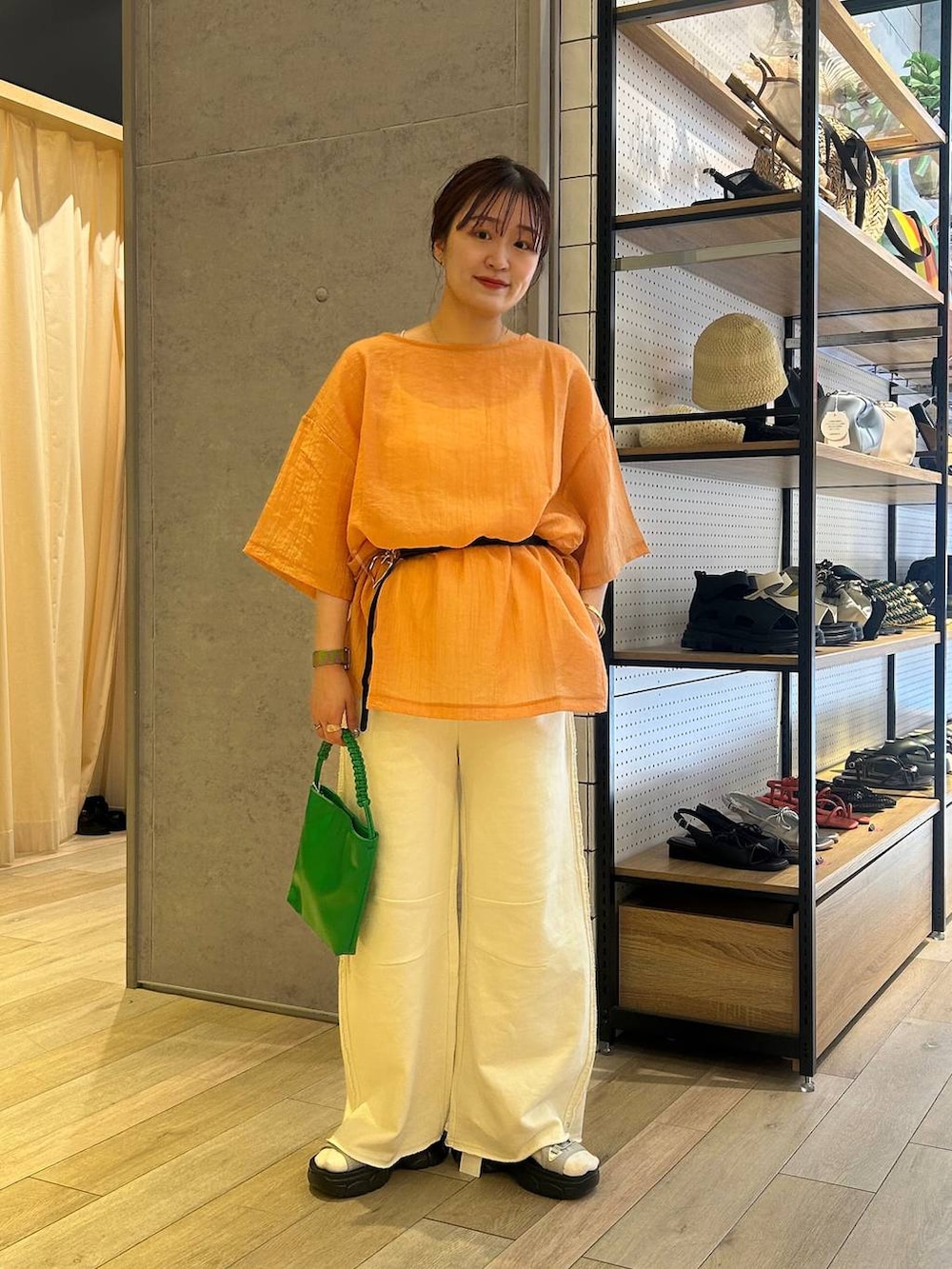 「着痩せ・細見え、骨格ストレート、カジュアル、差し色コーデ、低身長、LEPSIM、楽ちんコーデ、ゆったり、ブラウス、スウェットパンツ、サンダル、ベルト、20代_LEPSIM、低身長_LEPSIM」｜「LEPSIMのサイドラインスウェットパンツ　290314（スウェットパンツ、ホワイト系）」を使った、ユウカさん（レディース・154cm）の夏コーディネートの2枚目の写真