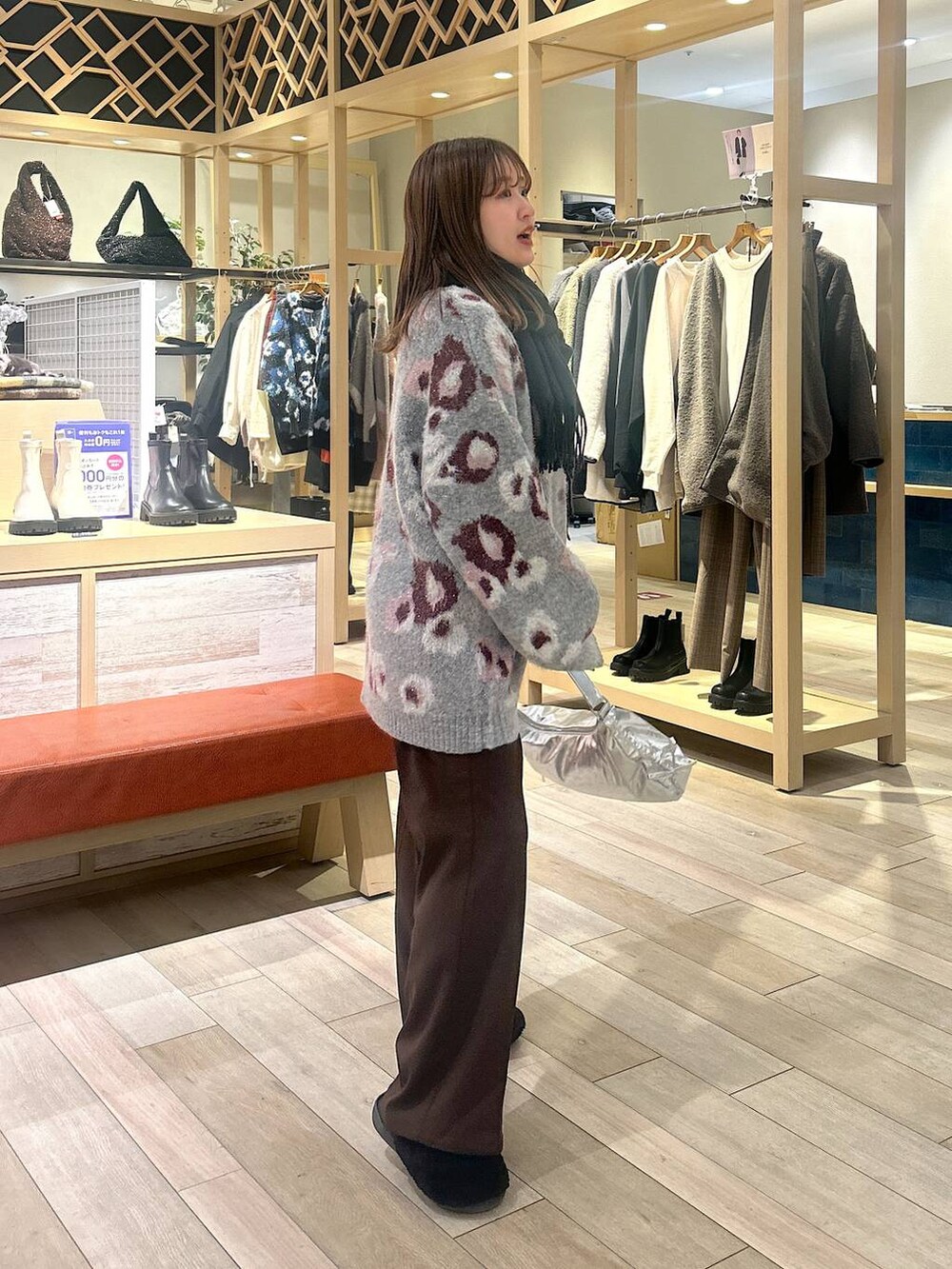「マフラーの巻き方、着痩せ・細見え、カジュアル、差し色コーデ、低身長、マフラー、ストール、ショルダーバッグ、LEPSIM、冬アウター、カーディガン、カーデといえばレプシィム_LEPSIM、低身長_LEPSIM」｜「LEPSIMの洗える無地ストール　132603（ストール/ショール、グレー系）」を使った、ユウカさん（レディース・154cm）の秋コーディネートの3枚目の写真