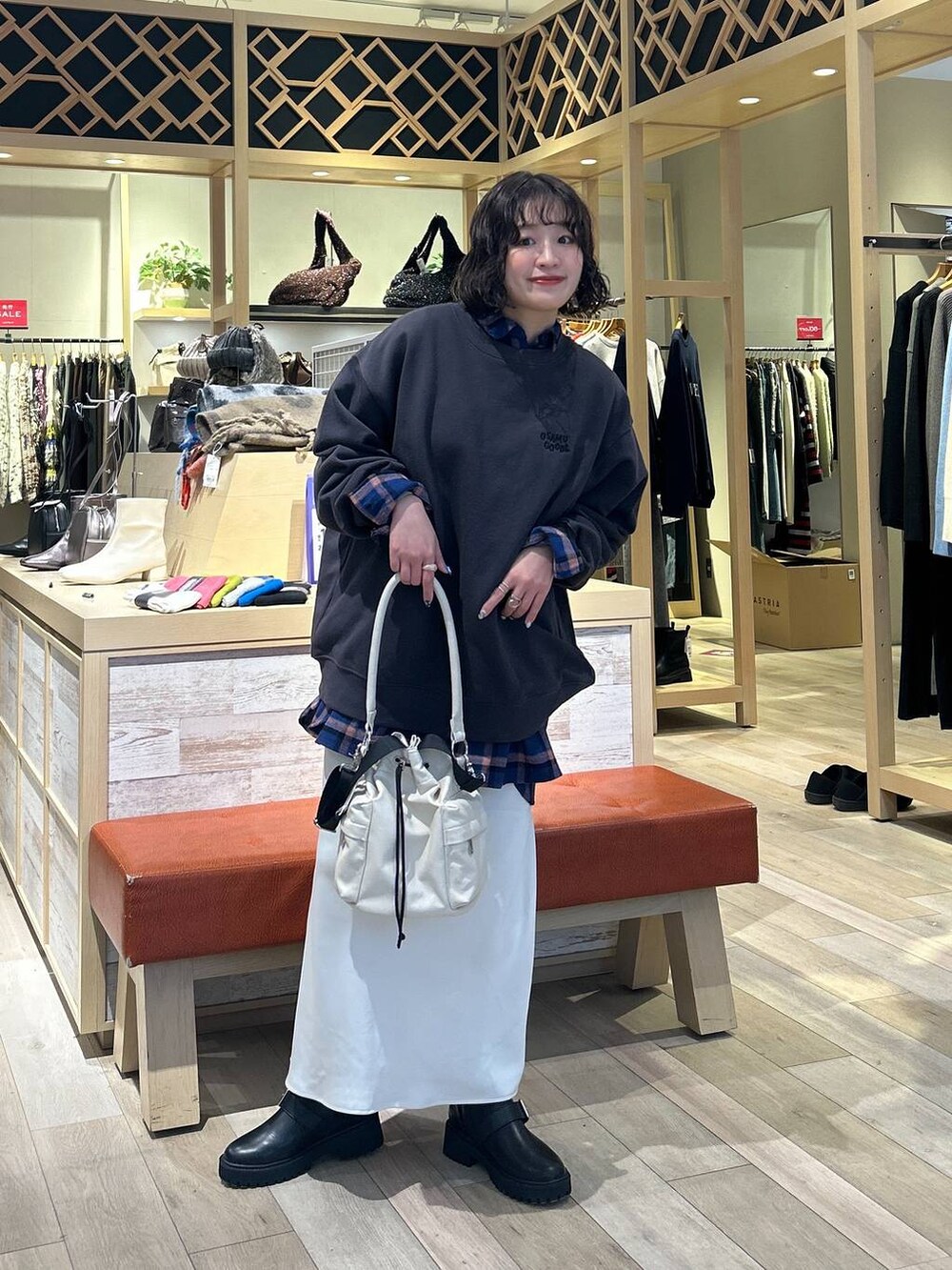 「ゆったり、着痩せ・細見え、カジュアル、差し色コーデ、低身長、LEPSIM、シャツ、スウェット、スカート、骨格ストレート、楽ちんコーデ、冬コーデ」｜「LEPSIMのストレッチサテンスカート2　133636（スカート、ホワイト系）」を使った、ユウカさん（レディース・154cm）の冬コーディネートの2枚目の写真
