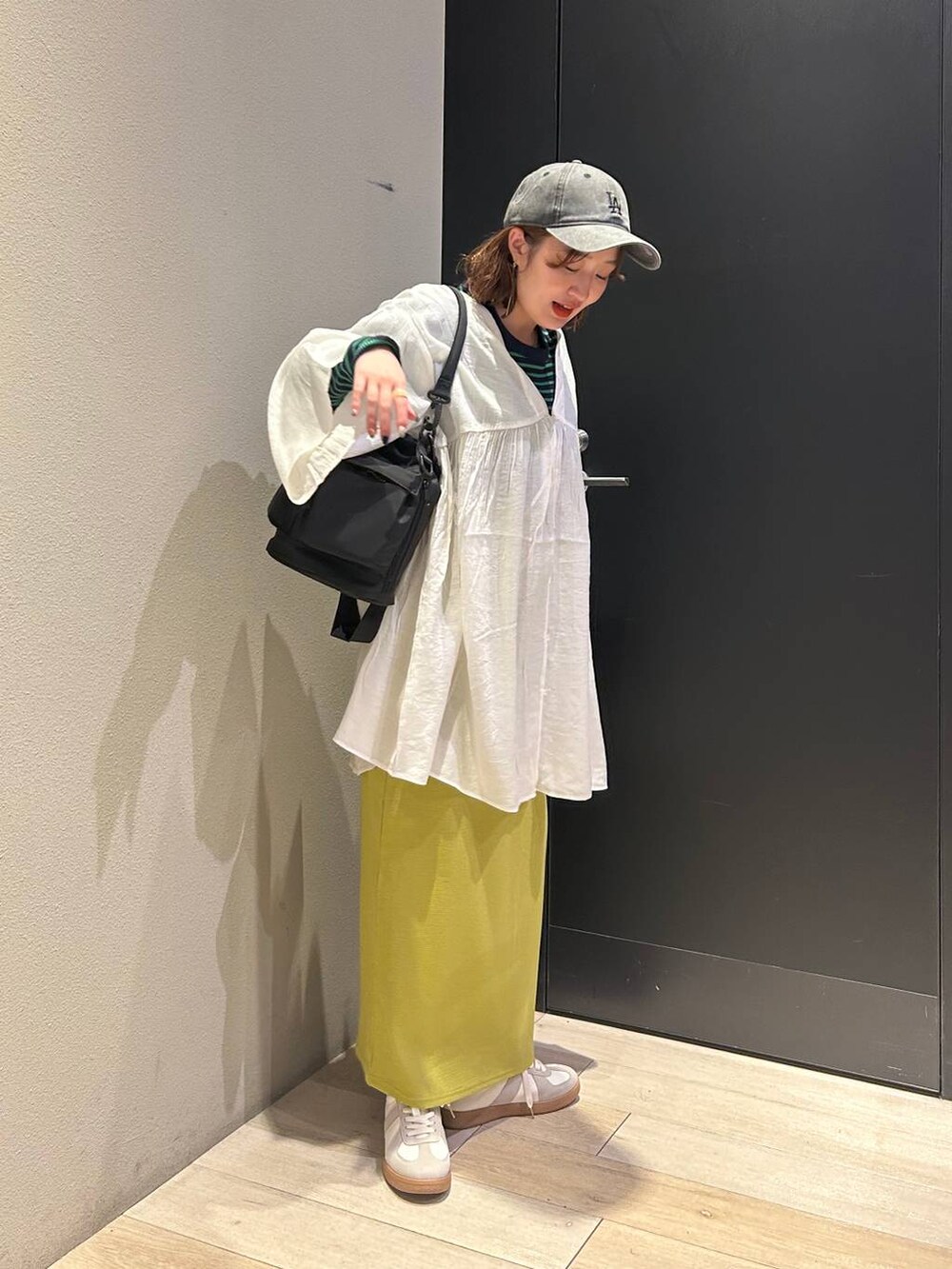 「スカート、キャップ、20代_LEPSIM、低身長_LEPSIM、着痩せ・細見え、カジュアル、差し色コーデ、低身長、LEPSIM、楽ちんコーデ、ゆったり、ブラウス、骨格ストレート、ボーダー」｜「LEPSIMのゼロかるラインスニーカー　284550（スニーカー、ホワイト系）」を使った、ユウカさん（レディース・154cm）の春コーディネートの2枚目の写真