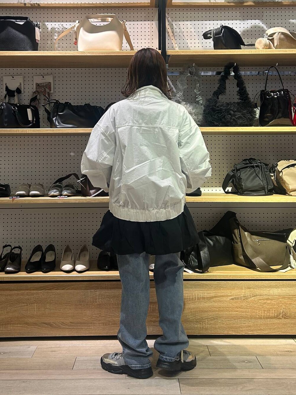 「着痩せ・細見え、カジュアル、差し色コーデ、低身長、LEPSIM、骨格ストレート、ボブヘア、パーマ、20代_LEPSIM、低身長_LEPSIM、ブルゾン、シャツ、シャツスタイル、スニーカー、春コーデ」｜「LEPSIMのバルーンキャミチュニック　242485（チュニック、ブラック系）」を使った、ユウカさん（レディース・154cm）の冬コーディネートの4枚目の写真