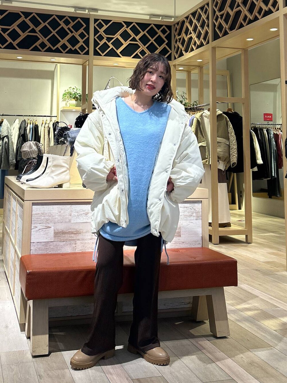 「着痩せ・細見え、カジュアル、差し色コーデ、低身長、LEPSIM、低身長_LEPSIM、ワンピース、スラックス、ブーツ、アウター、冬コーデ、冬アウター」｜「LEPSIMのエアサーマルマルチWAYフードコート　116904（ダウンジャケット/コート、ホワイト系）」を使った、ユウカさん（レディース・154cm）の冬コーディネートの5枚目の写真