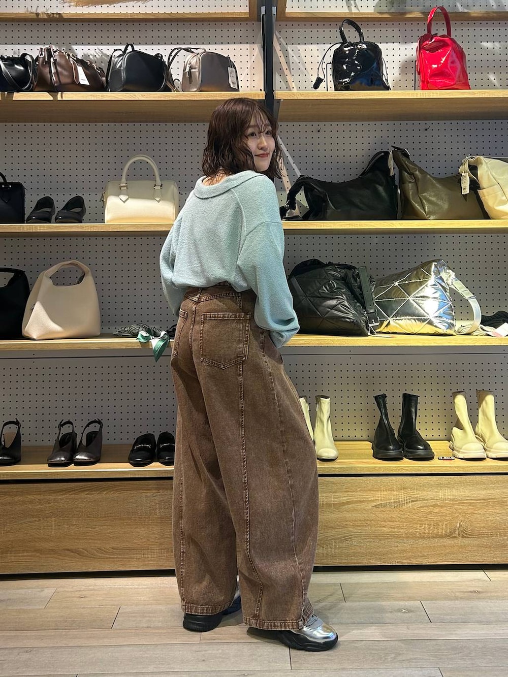 「LEPSIM、20代_LEPSIM、低身長_LEPSIM、骨格ストレート、デニムパンツ、春コーデ、春服みてみて、着痩せ・細見え、カジュアル、差し色コーデ、低身長」｜「LEPSIMの【入卒式／セレモニー】アソートパールショートネック　213224（ネックレス、ホワイト系）」を使った、ユウカさん（レディース・154cm）の冬コーディネートの3枚目の写真