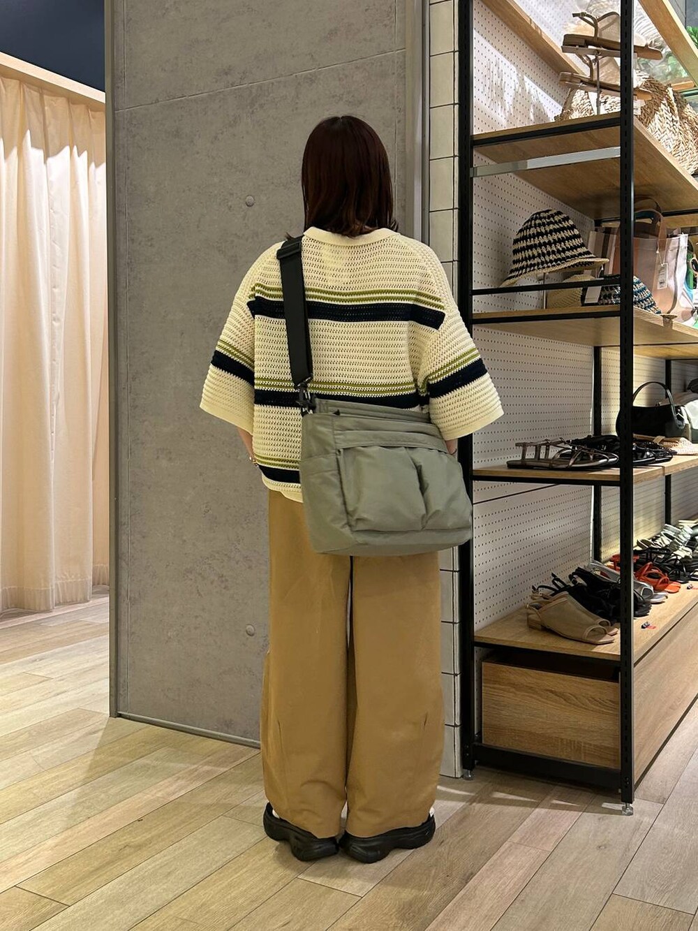 「着痩せ・細見え、カジュアル、差し色コーデ、低身長」｜「LEPSIMの【選べる丈】イージーコクーンパンツ　323755（その他パンツ、ベージュ系）」を使った、ユウカさん（レディース・154cm）の春コーディネートの4枚目の写真