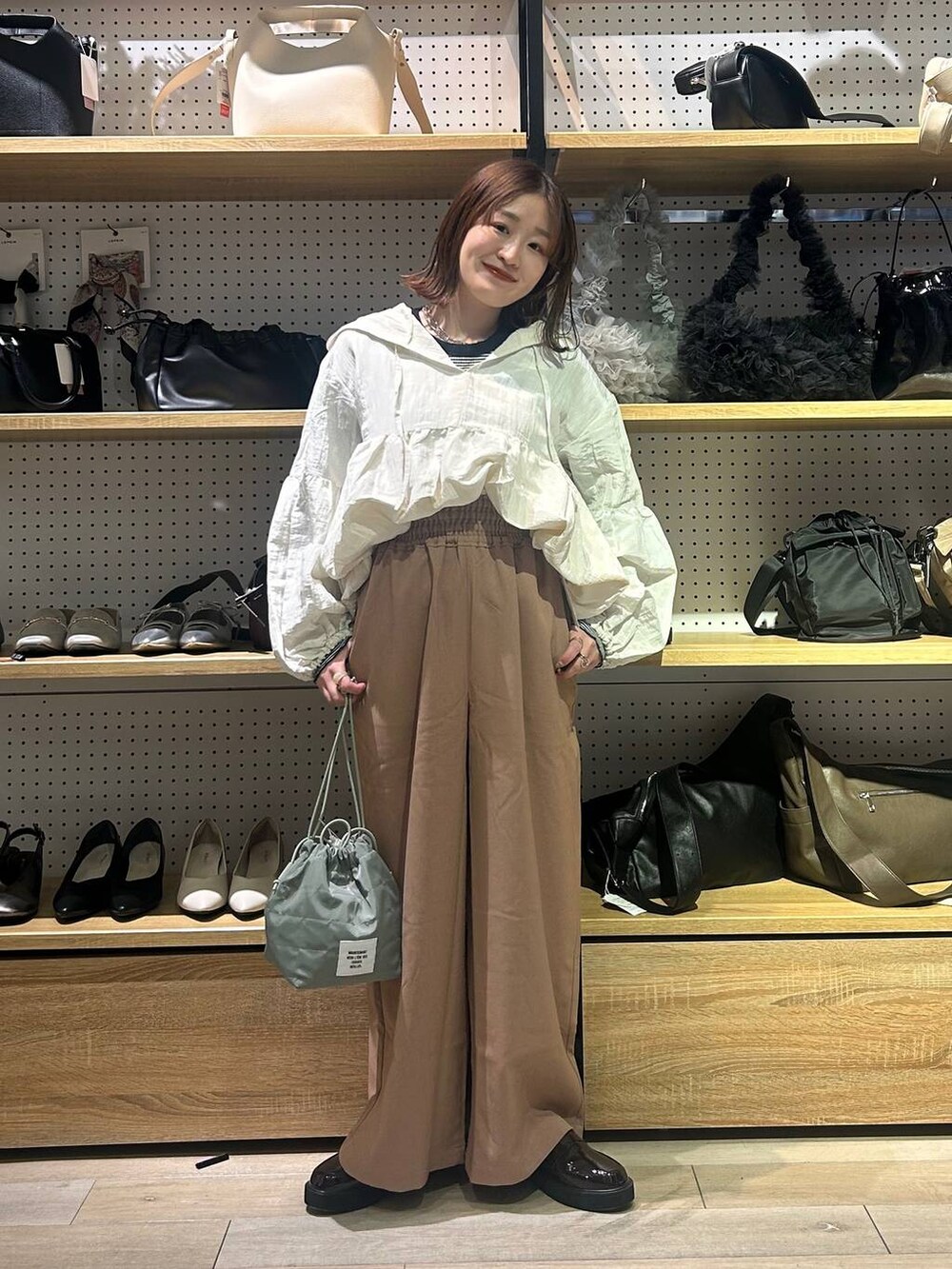 「着痩せ・細見え、カジュアル、差し色コーデ、低身長、LEPSIM、20代_LEPSIM、低身長_LEPSIM、骨格ストレート、楽ちんコーデ、ゆったり、ワイドパンツ、ボーダー、ロンT、ローファー、春コーデ」｜「LEPSIMのアソートリブインナー　134457（Tシャツ/カットソー、グレー系）」を使った、ユウカさん（レディース・154cm）の冬コーディネートの2枚目の写真