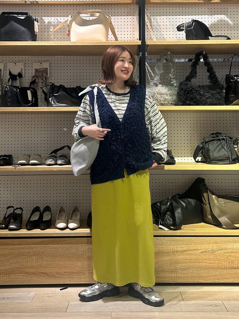 「着痩せ・細見え、カジュアル、差し色コーデ、低身長、LEPSIM、20代_LEPSIM、低身長_LEPSIM、骨格ストレート、ボーダー、ロンT、ベスト、スカート、スニーカー」｜「LEPSIMのクロスレースアップスニーカー　251716（スニーカー、グレー系）」を使った、ユウカさん（レディース・154cm）の冬コーディネートの4枚目の写真