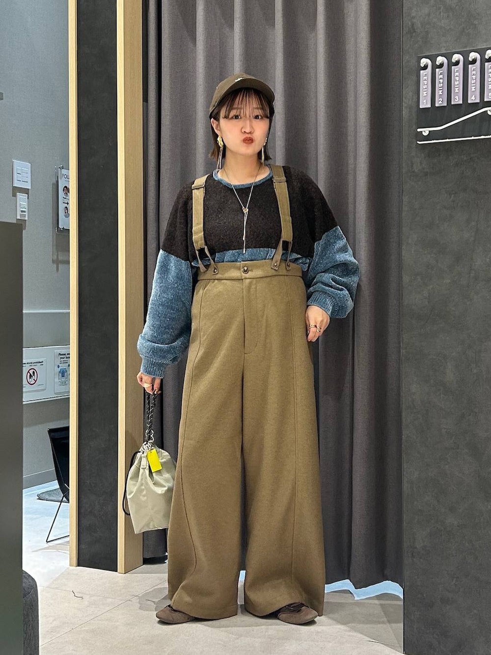 ブラウン系のスニーカー、グレー系のショルダーバッグ、ベージュ系のその他パンツを着用したレディースの秋コーディネートの2枚目の写真