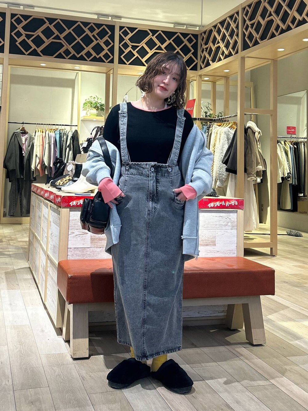 「低身長、差し色コーデ、着痩せ・細見え、カジュアル、LEPSIM、楽ちんコーデ、ゆったり、サロペット、スカート、インナー、パーカー、ハンドバッグ、骨格ストレート、冬コーデ、低身長_LEPSIM」｜「LEPSIMのZIPアップBIGフーディー　134456（パーカー、グレー系）」を使った、ユウカさん（レディース・154cm）の冬コーディネートの5枚目の写真