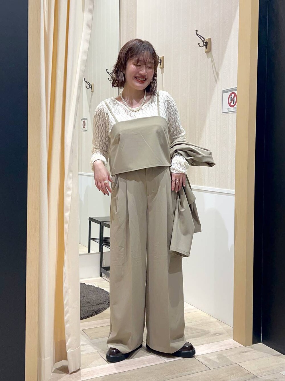 「着痩せ・細見え、カジュアル、差し色コーデ、低身長、LEPSIM、楽ちんコーデ、ゆったり、骨格ストレート、ボブヘア、オケージョン、低身長_LEPSIM、ジャケット、ジャケットスタイル、ビスチェ、ローファー」｜「LEPSIMの【入卒式／セレモニー】アソートパールショートネック　213224（ネックレス、ホワイト系）」を使った、ユウカさん（レディース・154cm）の冬コーディネートの4枚目の写真