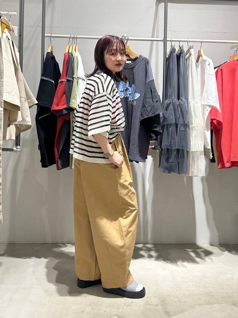 「着痩せ・細見え、カジュアル、差し色コーデ、低身長、LEPSIM、Tシャツ、パンツ、サンダル、低身長_LEPSIM、20代_LEPSIM」｜「LEPSIMのスラブリブタンク2　242857（Tシャツ/カットソー、レッド系）」を使った、ユウカさん（レディース・154cm）の春コーディネートの3枚目の写真