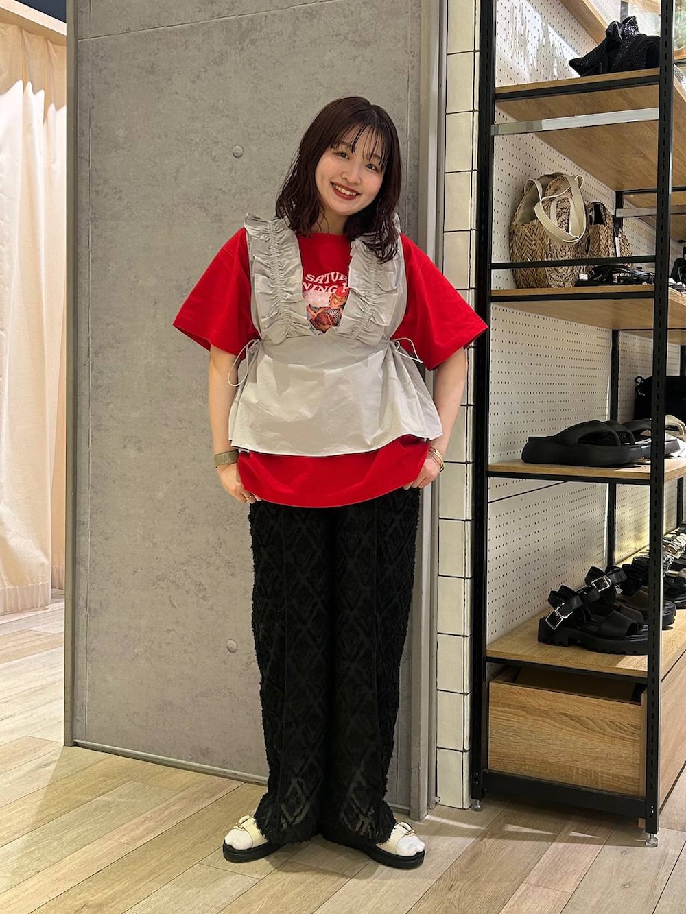 「着痩せ・細見え、カジュアル、差し色コーデ、低身長、LEPSIM、楽ちんコーデ、ゆったり、春コーデ、Tシャツ、ベスト、低身長_LEPSIM」｜「LEPSIMの2ベルトバックルサンダル　290446（サンダル、ホワイト系）」を使った、ユウカさん（レディース・154cm）の春コーディネートの4枚目の写真