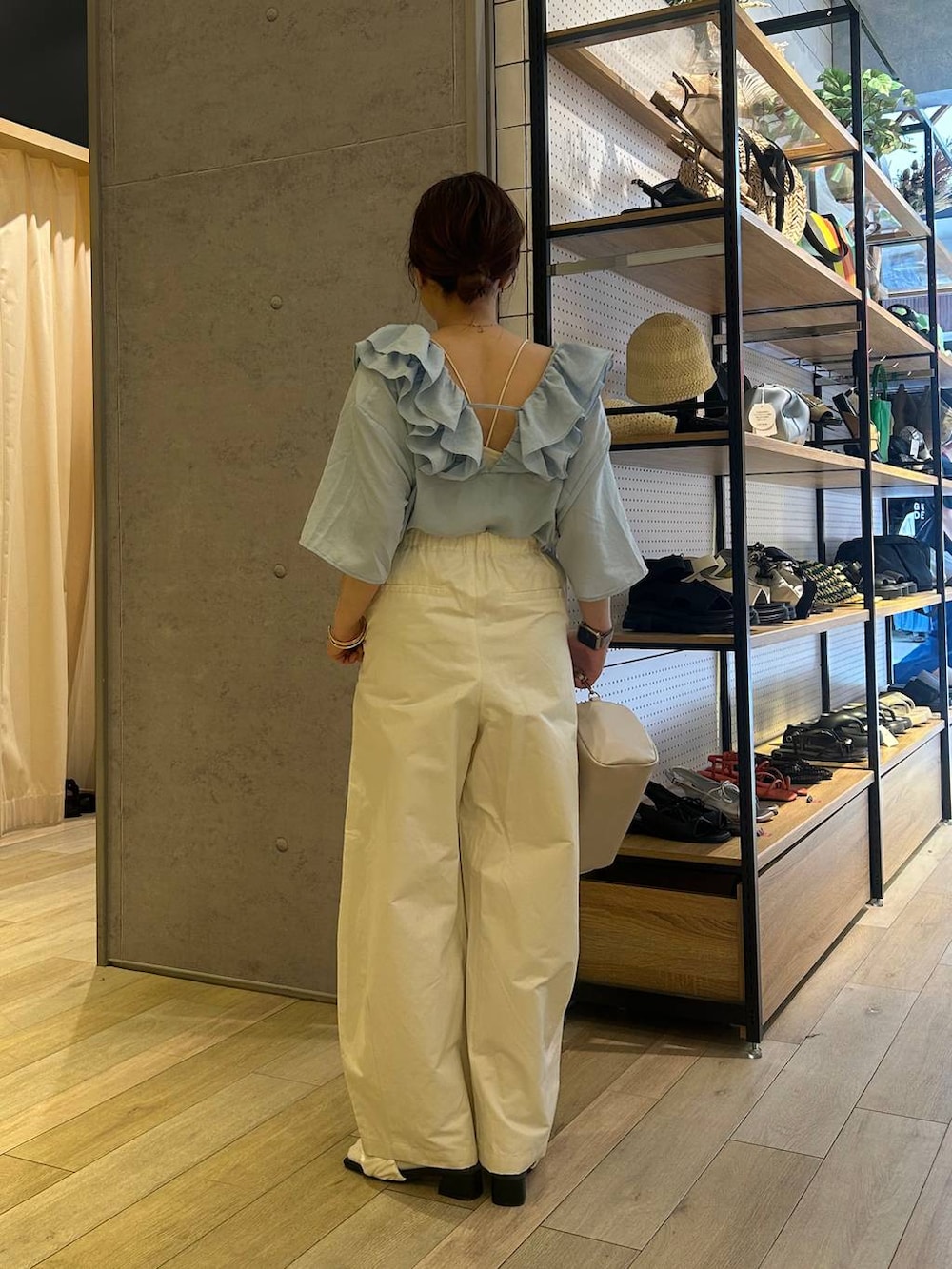「低身長_LEPSIM、ブラウス、パンツ、サンダル、夏コーデ、着痩せ・細見え、カジュアル、差し色コーデ、低身長、LEPSIM、20代_LEPSIM」｜「LEPSIMのフェイクレザーシリンダーバッグ　451459（ショルダーバッグ、ホワイト系）」を使った、ユウカさん（レディース・154cm）の夏コーディネートの3枚目の写真