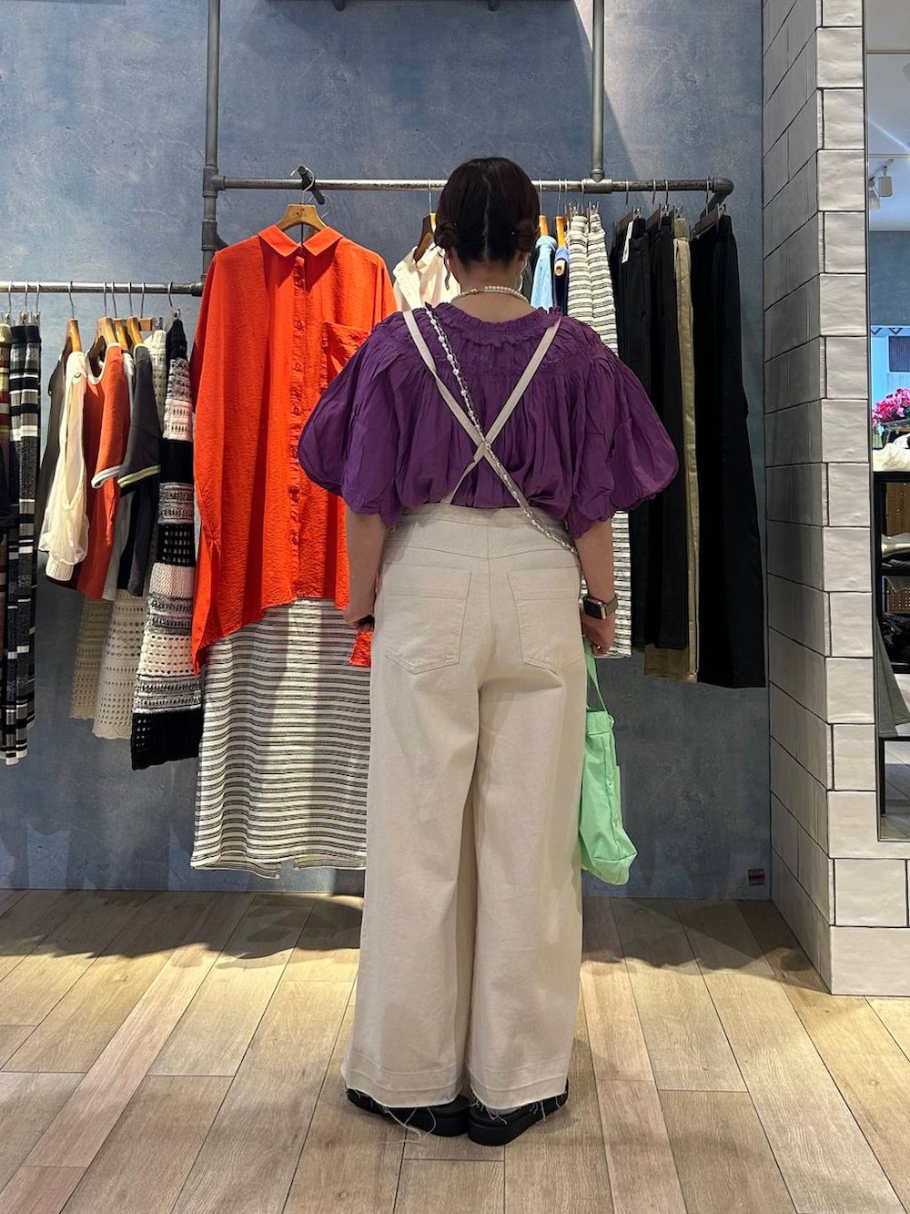 「春服みてみて、着痩せ・細見え、カジュアル、差し色コーデ、低身長、LEPSIM、低身長_LEPSIM、骨格ストレート、20代_LEPSIM、ブラウス、サロペット、サンダル、ハンドバッグ、春コーデ」｜「LEPSIMのアソートスマホストラップ　287560（スマホグッズ、シルバー系）」を使った、ユウカさん（レディース・154cm）の春コーディネートの4枚目の写真