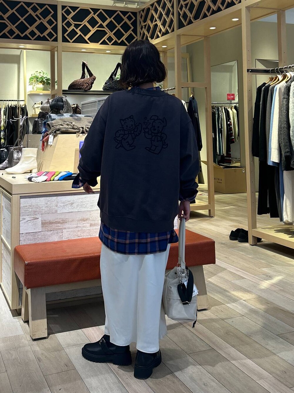 「ゆったり、着痩せ・細見え、カジュアル、差し色コーデ、低身長、LEPSIM、シャツ、スウェット、スカート、骨格ストレート、楽ちんコーデ、冬コーデ」｜「LEPSIMのストレッチサテンスカート2　133636（スカート、ホワイト系）」を使った、ユウカさん（レディース・154cm）の冬コーディネートの4枚目の写真