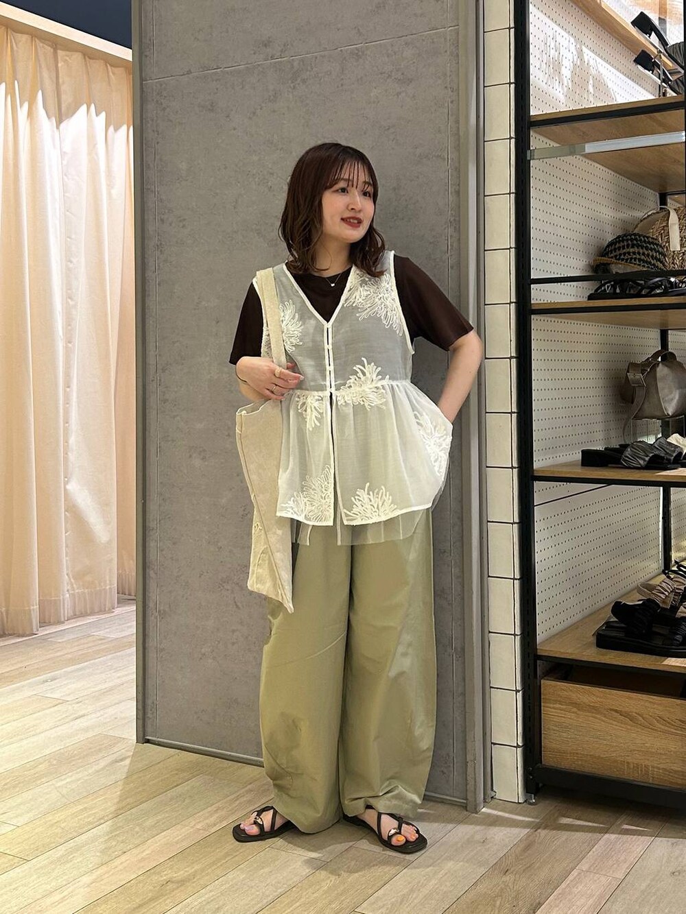 「着痩せ・細見え、カジュアル、差し色コーデ、低身長、LEPSIM、20代_LEPSIM、骨格ストレート、ベスト、パンツ、Tシャツ、サンダル、夏コーデ」｜「LEPSIMの【選べる丈】イージーコクーンパンツ　323755（その他パンツ、グリーン系）」を使った、ユウカさん（レディース・154cm）の夏コーディネートの2枚目の写真
