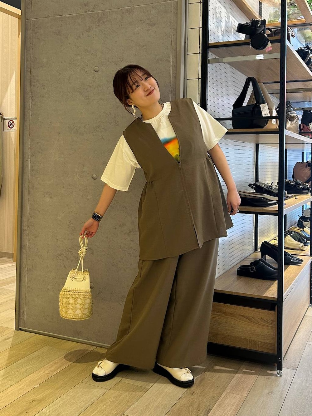 「着痩せ・細見え、カジュアル、差し色コーデ、低身長、LEPSIM、20代_LEPSIM、低身長_LEPSIM、骨格ストレート、Tシャツ、ベスト、パンツ、サンダル、春コーデ、春服みてみて、リネン・透けアイテム」｜「LEPSIMの《リネンライクドライシリーズ》リネンライク切り替えベスト　243500（その他アウター、グリーン系）」を使った、ユウカさん（レディース・154cm）の春コーディネートの2枚目の写真