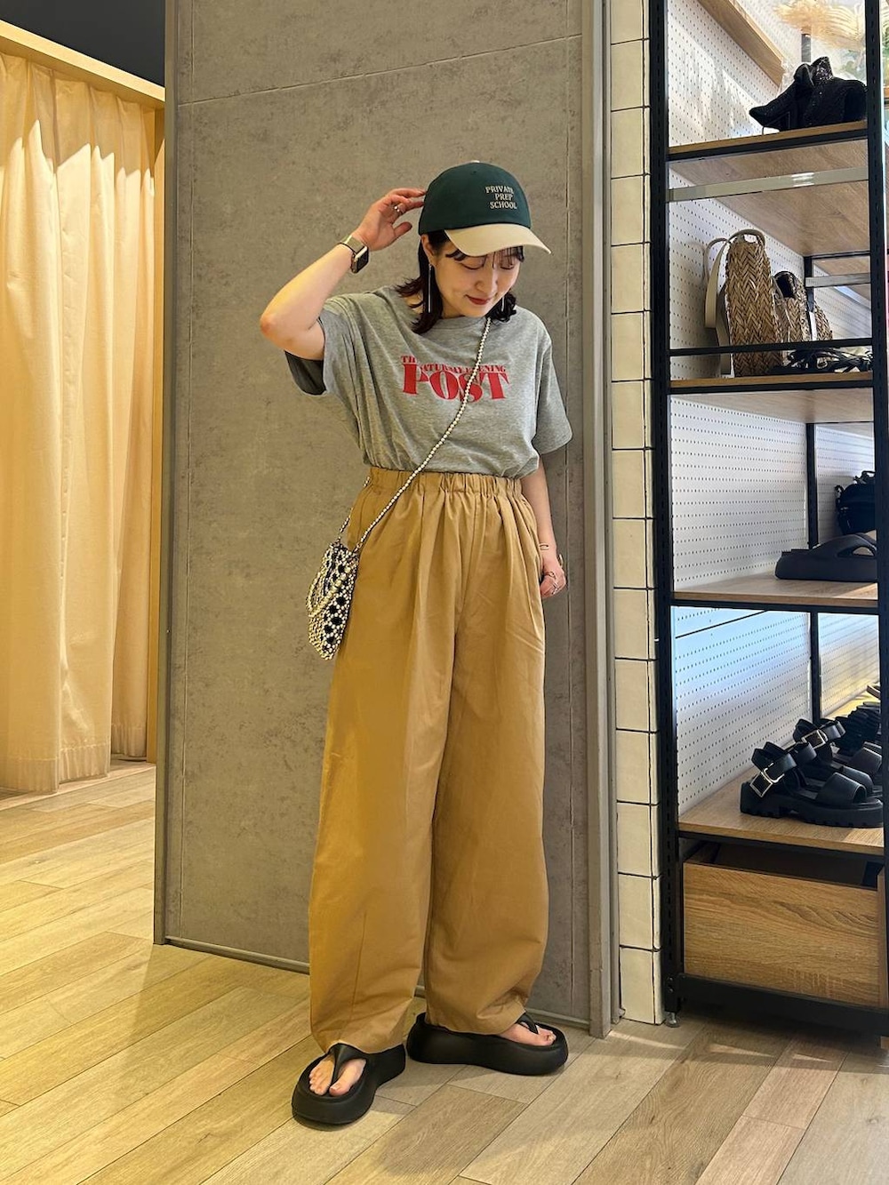 「着痩せ・細見え、カジュアル、差し色コーデ、低身長、LEPSIM、楽ちんコーデ、ゆったり、骨格ストレート、低身長_LEPSIM、20代_LEPSIM、Tシャツ、キャップ、サンダル、夏コーデ」｜「LEPSIMの【選べる丈】イージーコクーンパンツ　323755（その他パンツ、ベージュ系）」を使った、ユウカさん（レディース・154cm）の春コーディネートの5枚目の写真