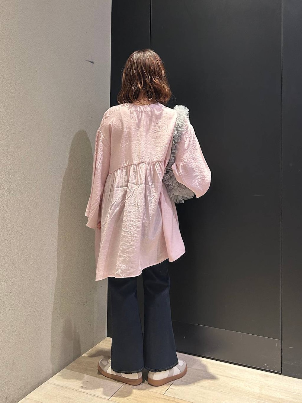 「ハンドバッグ、春デニム2025_LEPSIM、春コーデ、春服みてみて、低身長_LEPSIM、20代_LEPSIM、着痩せ・細見え、カジュアル、差し色コーデ、低身長、LEPSIM、楽ちんコーデ、ゆったり、ブラウス、デニムパンツ」｜「LEPSIMのゼロかるラインスニーカー　284550（スニーカー、ホワイト系）」を使った、ユウカさん（レディース・154cm）の春コーディネートの4枚目の写真