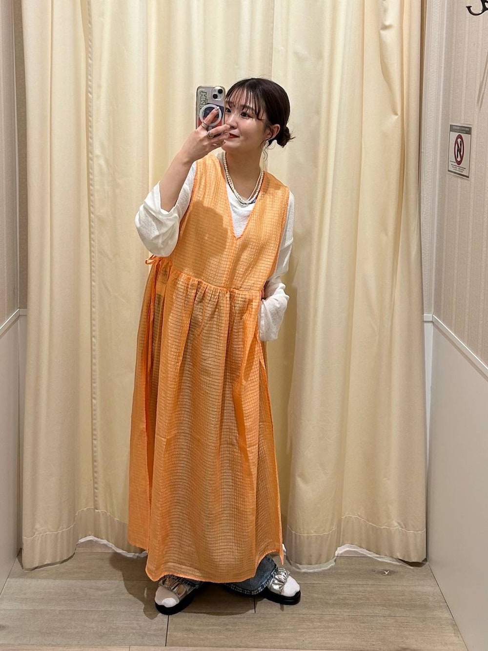 「着痩せ・細見え、カジュアル、差し色コーデ、低身長、LEPSIM、骨格ストレート、楽ちんコーデ、ゆったり、低身長_LEPSIM、ワンピース、ベスト、デニムパンツ、シアートップス、春コーデ」｜「LEPSIMのシアーメランジロンT　104246（Tシャツ/カットソー、ホワイト系）」を使った、ユウカさん（レディース・154cm）の春コーディネートの2枚目の写真