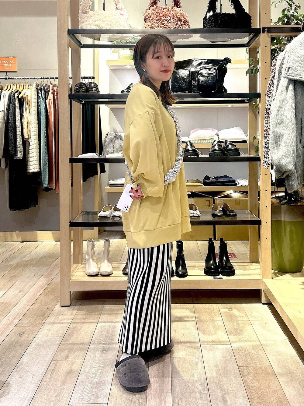 「着痩せ・細見え、カジュアル、差し色コーデ、低身長、LEPSIM、楽ちんコーデ、ゆったり、スウェット、スカート、冬コーデ、骨格ストレート」｜「LEPSIMの12ゲージストライプニットスカート　133262（スカート、ブラック系）」を使った、ユウカさん（レディース・154cm）の秋コーディネートの3枚目の写真