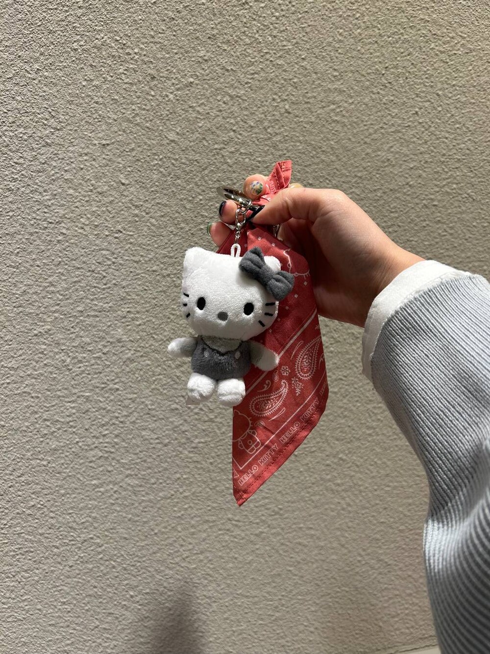 「着痩せ・細見え、カジュアル、差し色コーデ、低身長」｜「LEPSIMの【サンリオキャラクターズ】チャーム　303354（キーホルダー、レッド系）」を使った、ユウカさん（レディース・154cm）の冬コーディネートの3枚目の写真