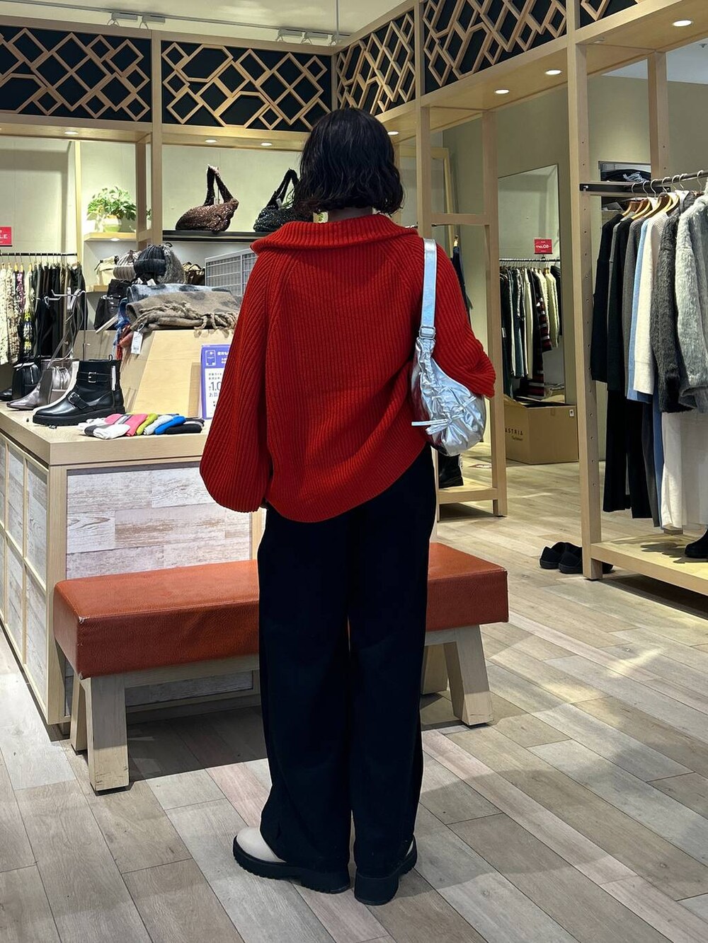 「着痩せ・細見え、カジュアル、差し色コーデ、低身長、LEPSIM、低身長_LEPSIM、ニット、カーディガン、カーデといえばレプシィム_LEPSIM、骨格ストレート、ブーツ、ハンドバッグ」｜「niko and...のルームドライ/カップ付きアシンメトリータンクトップ（タンクトップ、ブラック系）」を使った、ユウカさん（レディース・154cm）の冬コーディネートの4枚目の写真