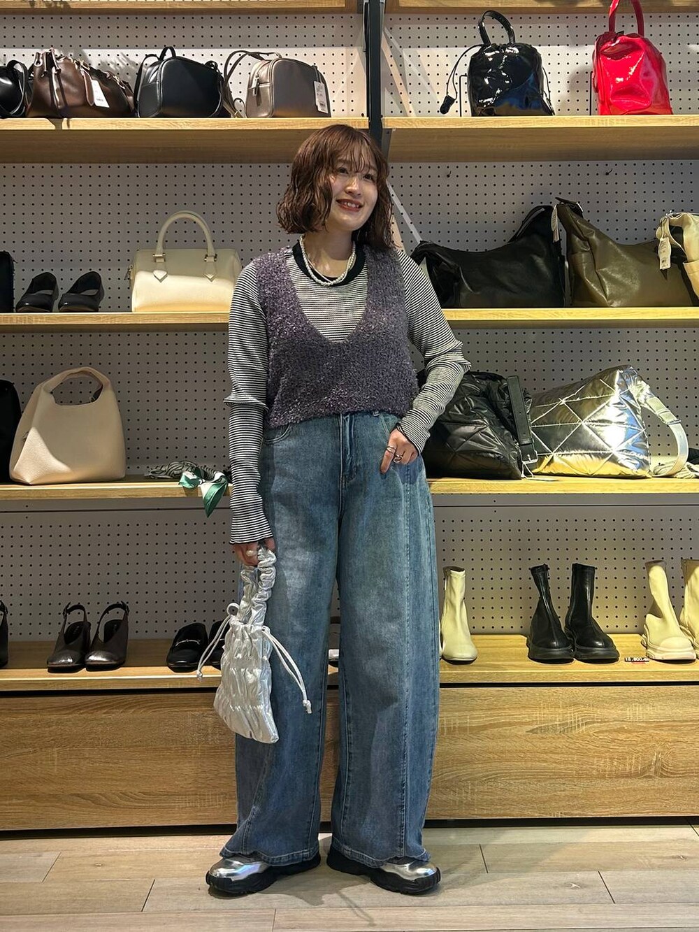 「楽ちんコーデ、ゆったり、ビスチェ、インナー、デニムパンツ、スニーカー、春服みてみて、着痩せ・細見え、カジュアル、差し色コーデ、低身長、LEPSIM、低身長_LEPSIM、20代_LEPSIM、骨格ストレート」｜「LEPSIMのキラキラシャーリングミニバッグ　129725（ショルダーバッグ、シルバー系）」を使った、ユウカさん（レディース・154cm）の冬コーディネートの5枚目の写真