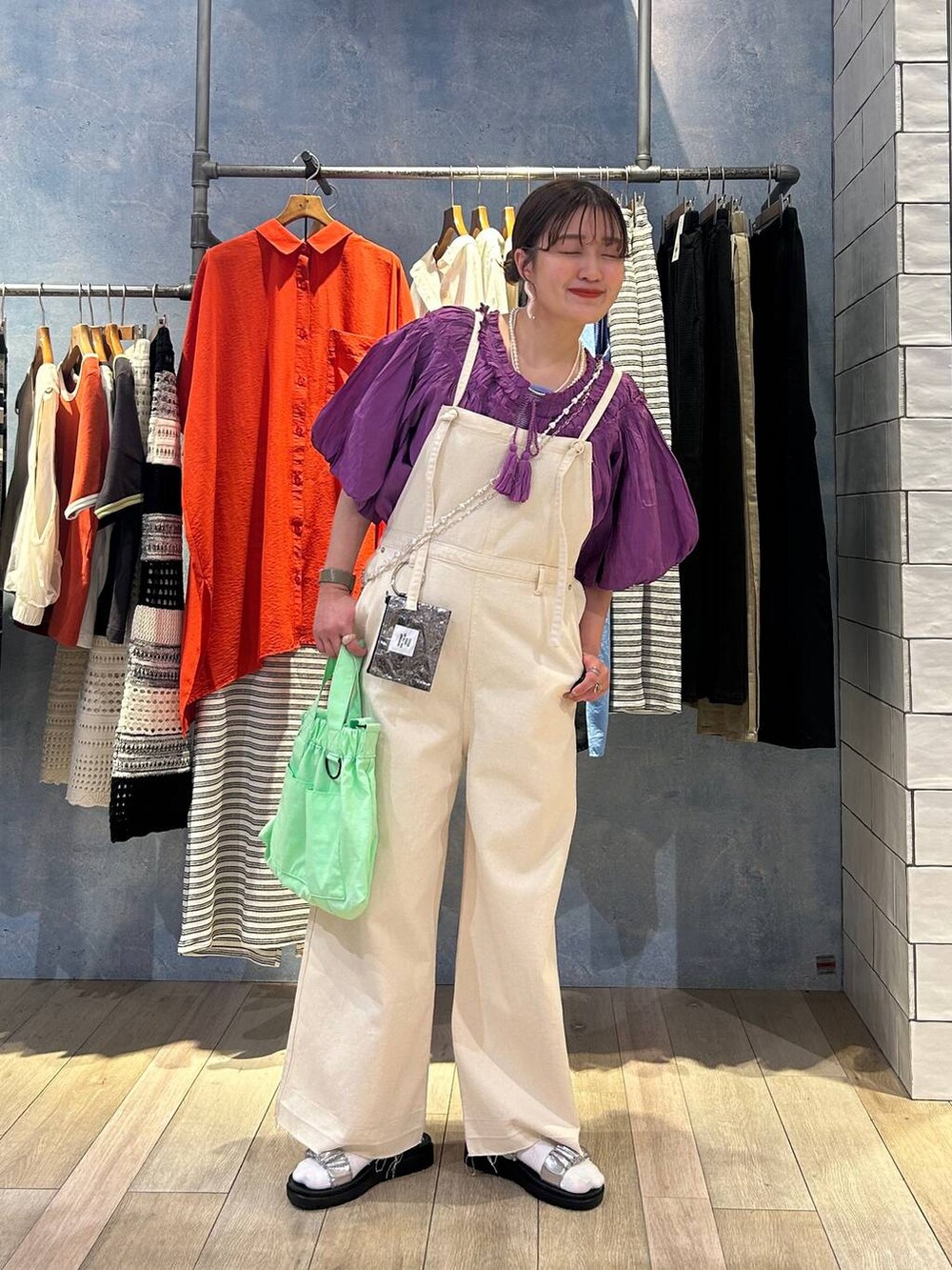 「春服みてみて、着痩せ・細見え、カジュアル、差し色コーデ、低身長、LEPSIM、低身長_LEPSIM、骨格ストレート、20代_LEPSIM、ブラウス、サロペット、サンダル、ハンドバッグ、春コーデ」｜「LEPSIMのアソートスマホストラップ　287560（スマホグッズ、シルバー系）」を使った、ユウカさん（レディース・154cm）の春コーディネートの2枚目の写真