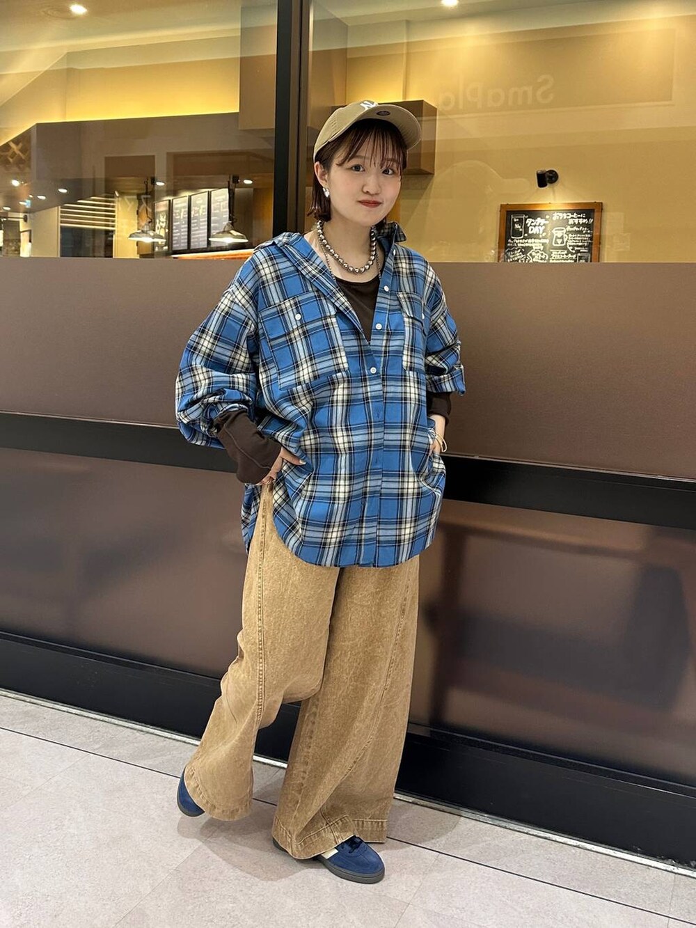 ブラウン系のデニムパンツ、ブルー系のシャツ/ブラウス、ブラウン系のTシャツ/カットソーを着用したレディースの夏コーディネートの4枚目の写真