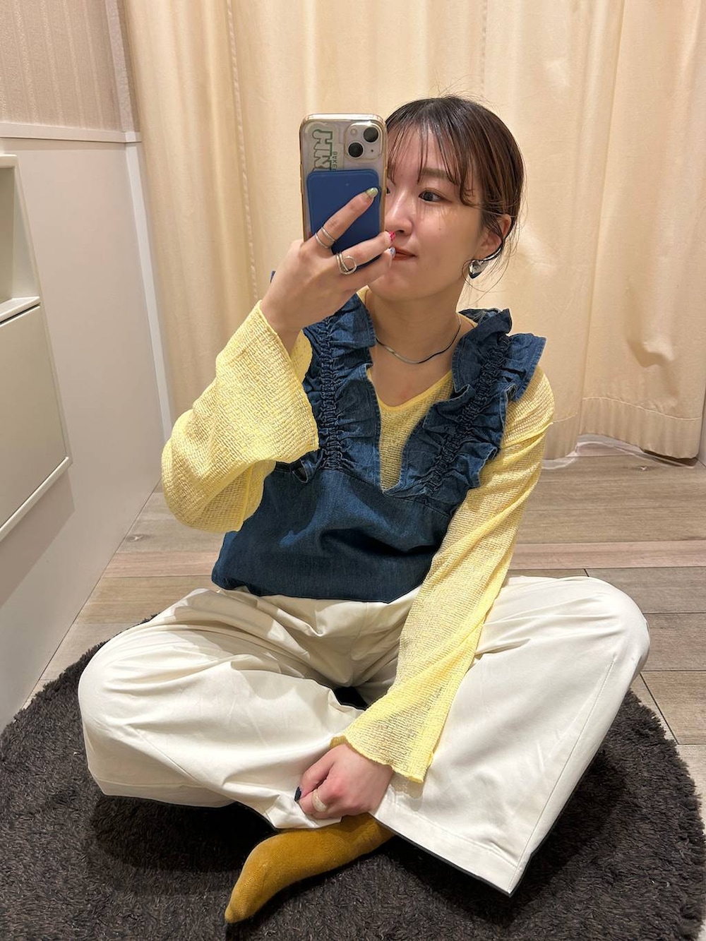 「着痩せ・細見え、カジュアル、差し色コーデ、低身長、LEPSIM、20代_LEPSIM、骨格ストレート、ベスト、春コーデ、低身長_LEPSIM」｜「LEPSIMのデニムフリルベスト　288159（ベスト、ブルー系）」を使った、ユウカさん（レディース・154cm）の春コーディネートの3枚目の写真