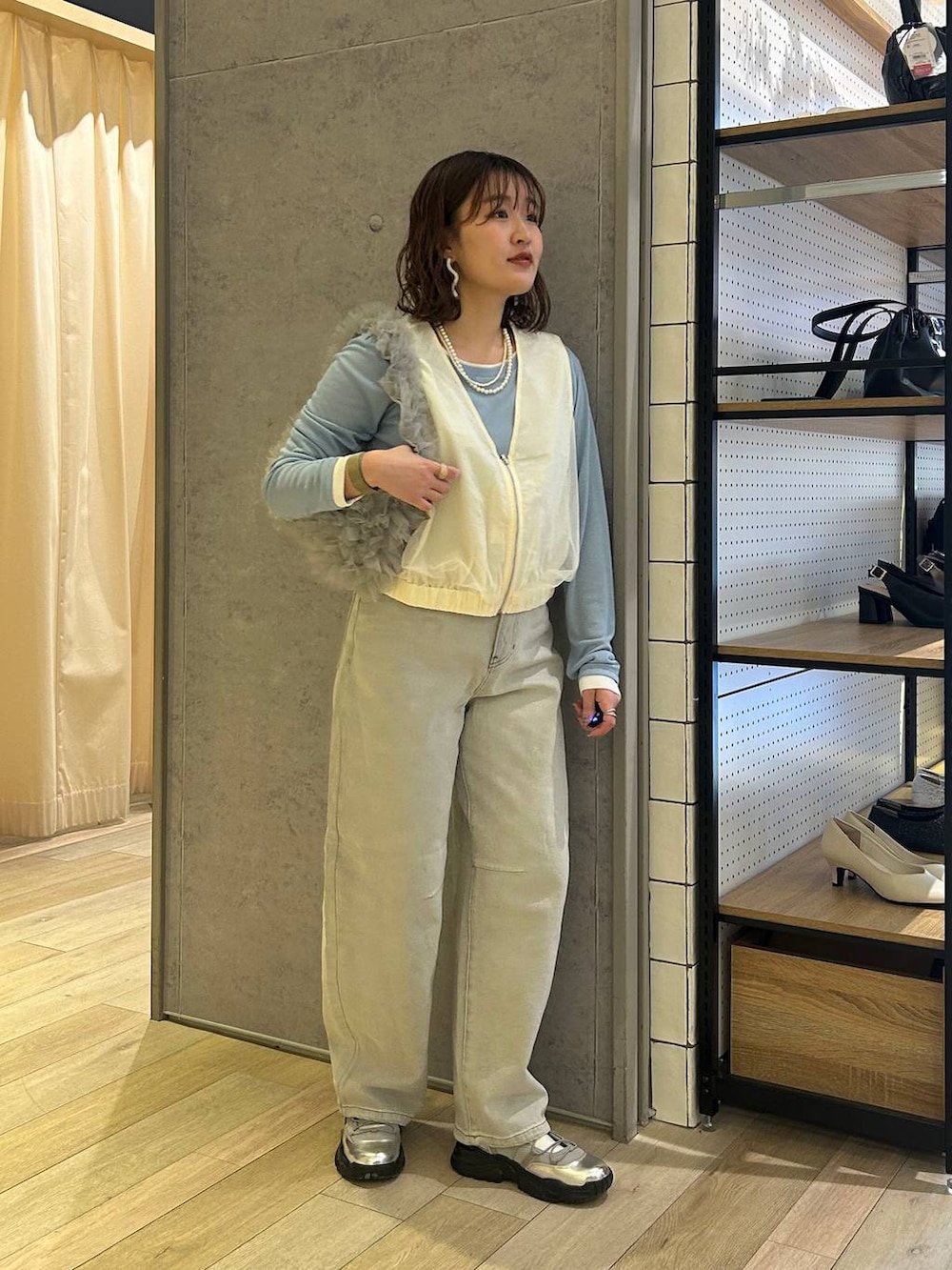 「着痩せ・細見え、カジュアル、差し色コーデ、低身長、LEPSIM、20代_LEPSIM、春デニム2025_LEPSIM、春コーデ、春服みてみて、デニムパンツ、ベスト、スニーカー、インナー、骨格ストレート、ボブヘア」｜「LEPSIMのカーブデニムパンツ2　147620（デニムパンツ、グレー系）」を使った、ユウカさん（レディース・154cm）の春コーディネートの3枚目の写真