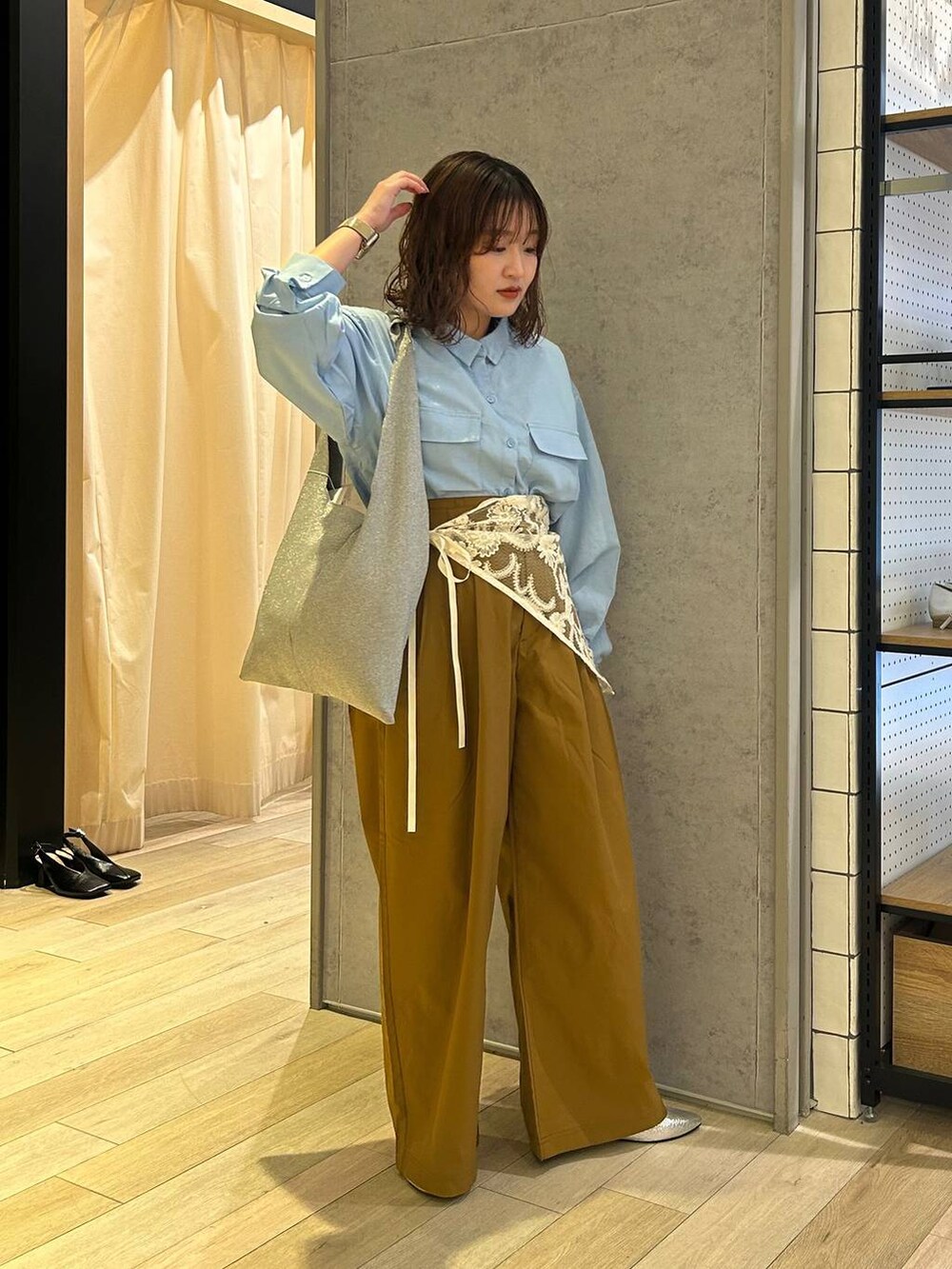 「着痩せ・細見え、カジュアル、差し色コーデ、低身長、LEPSIM、楽ちんコーデ、20代_LEPSIM、低身長_LEPSIM、骨格ストレート、シャツスタイル、シャツ、トートバッグ、春コーデ、春服みてみて」｜「LEPSIMのメタリック2WAYパンプス　286002（パンプス、グレー系）」を使った、ユウカさん（レディース・154cm）の春コーディネートの2枚目の写真