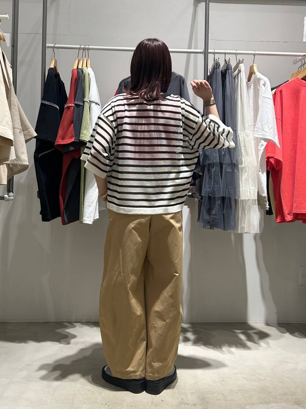 「着痩せ・細見え、カジュアル、差し色コーデ、低身長、LEPSIM、Tシャツ、パンツ、サンダル、低身長_LEPSIM、20代_LEPSIM」｜「LEPSIMのスラブリブタンク2　242857（Tシャツ/カットソー、レッド系）」を使った、ユウカさん（レディース・154cm）の春コーディネートの4枚目の写真