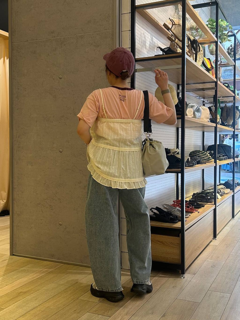 「ゆったり、Tシャツ、デニムパンツ、スカート、キャップ、サンダル、20代_LEPSIM、骨格ストレート、低身長_LEPSIM、着痩せ・細見え、カジュアル、差し色コーデ、低身長、LEPSIM、楽ちんコーデ」｜「LEPSIMのカーブデニムパンツ2　147620（デニムパンツ、ブルー系）」を使った、ユウカさん（レディース・154cm）の夏コーディネートの4枚目の写真