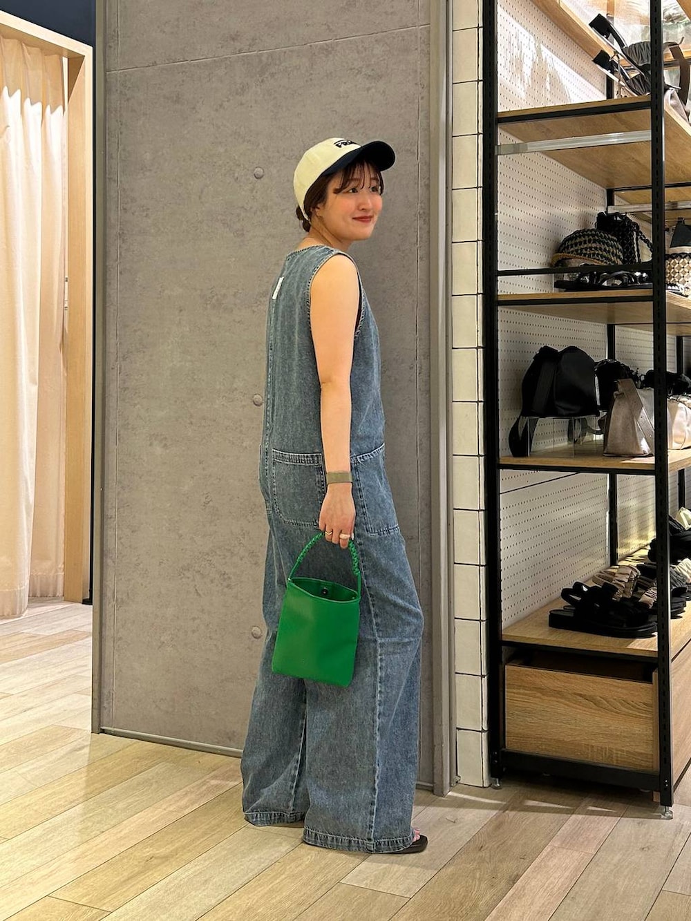 「着痩せ・細見え、カジュアル、差し色コーデ、低身長、LEPSIM、骨格ストレート、サロペット、インナー、サンダル、夏コーデ、20代_LEPSIM、低身長_LEPSIM」｜「LEPSIMの多機能リブタンク　286166（タンクトップ、レッド系）」を使った、ユウカさん（レディース・154cm）の夏コーディネートの3枚目の写真