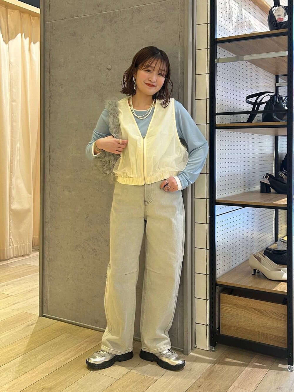 「着痩せ・細見え、カジュアル、差し色コーデ、低身長、LEPSIM、20代_LEPSIM、春デニム2025_LEPSIM、春コーデ、春服みてみて、デニムパンツ、ベスト、スニーカー、インナー、骨格ストレート、ボブヘア」｜「LEPSIMのカーブデニムパンツ2　147620（デニムパンツ、グレー系）」を使った、ユウカさん（レディース・154cm）の春コーディネートの2枚目の写真