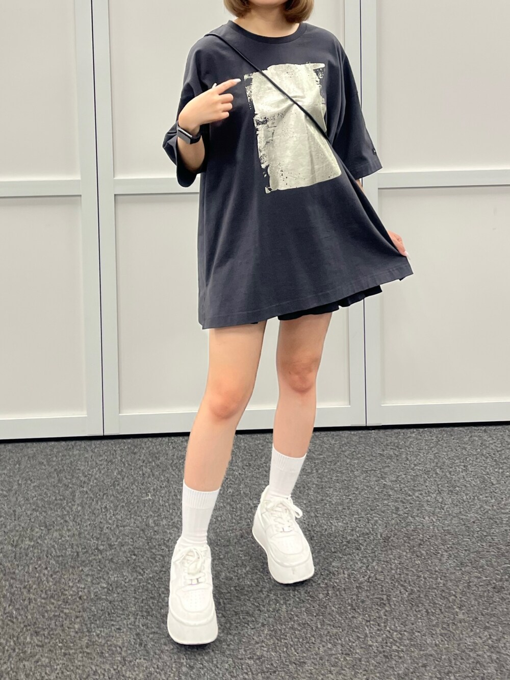 ブラック系のTシャツ/カットソーを着用したレディースの春コーディネートの2枚目の写真