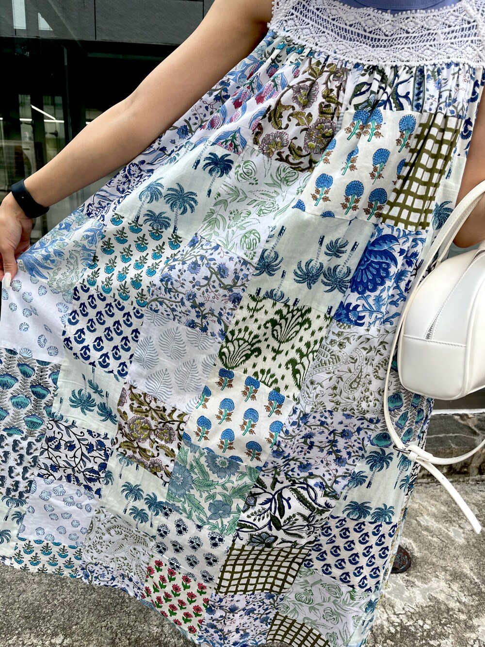 ホワイト系のワンピースを着用したレディースの春コーディネートの3枚目の写真