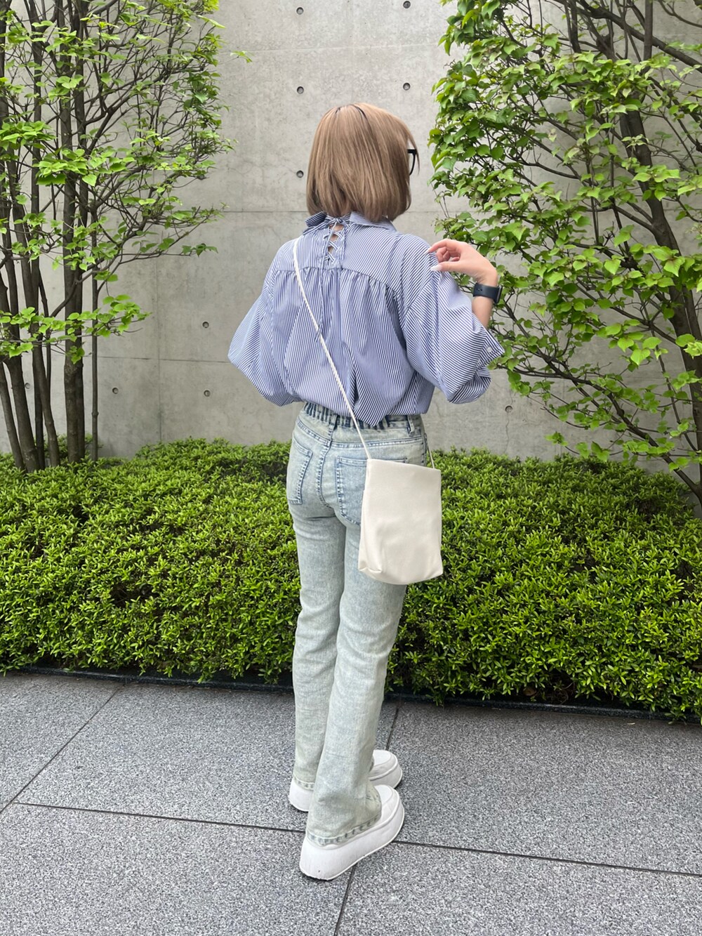 その他のシャツ/ブラウス、ブルー系のデニムパンツを着用したレディースの春コーディネートの2枚目の写真