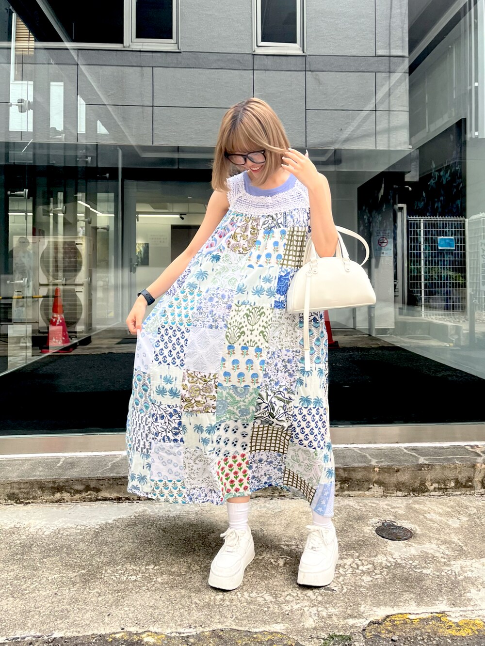 ホワイト系のワンピースを着用したレディースの春コーディネートの2枚目の写真