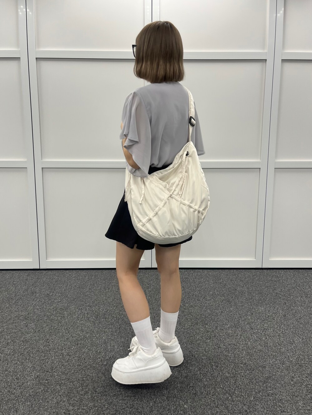 グレー系のシャツ/ブラウスを着用したレディースの春コーディネートの3枚目の写真