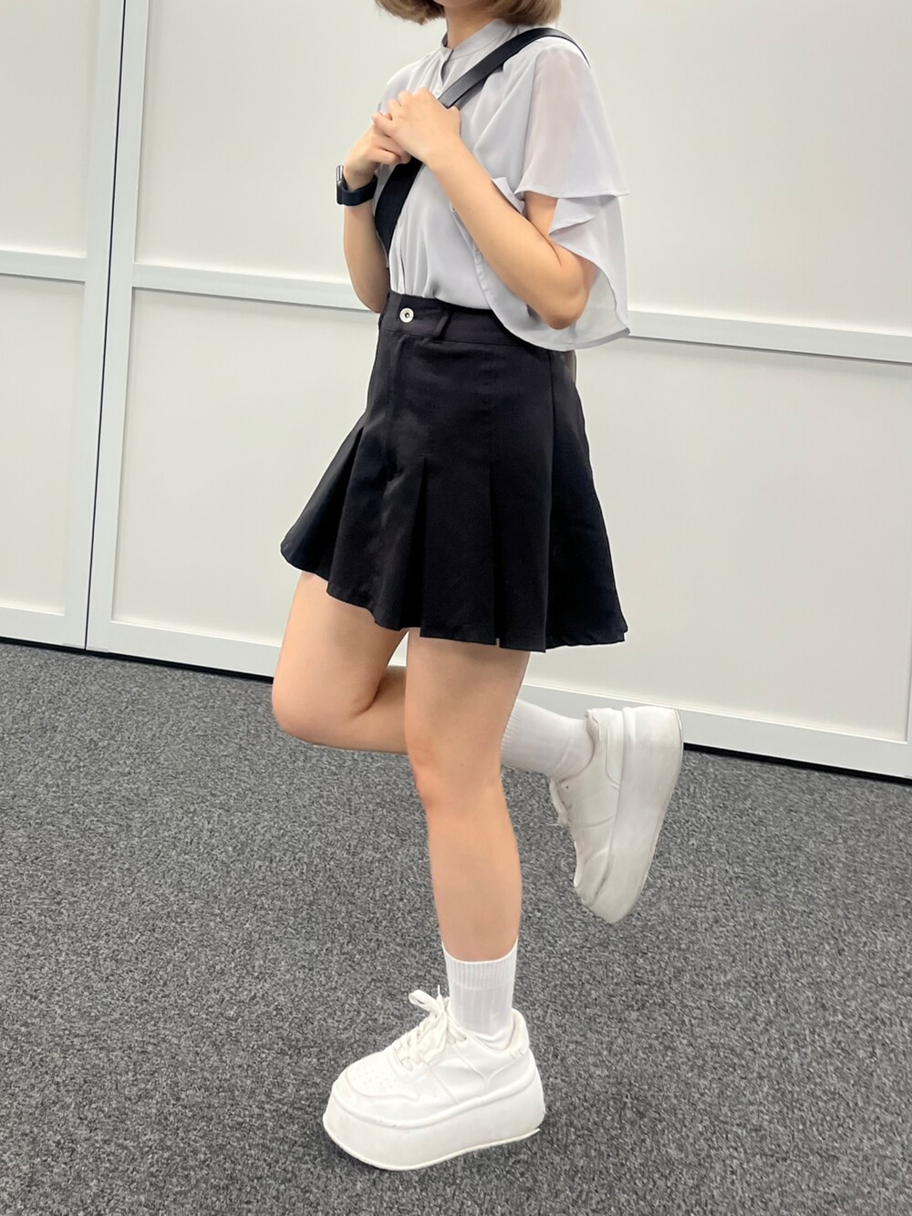 グレー系のシャツ/ブラウスを着用したレディースの春コーディネートの2枚目の写真