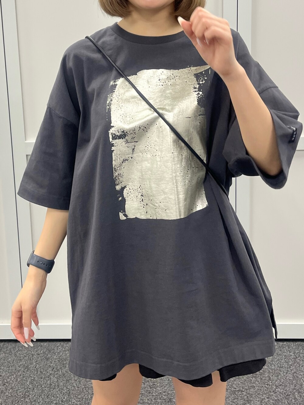 ブラック系のTシャツ/カットソーを着用したレディースの春コーディネートの3枚目の写真